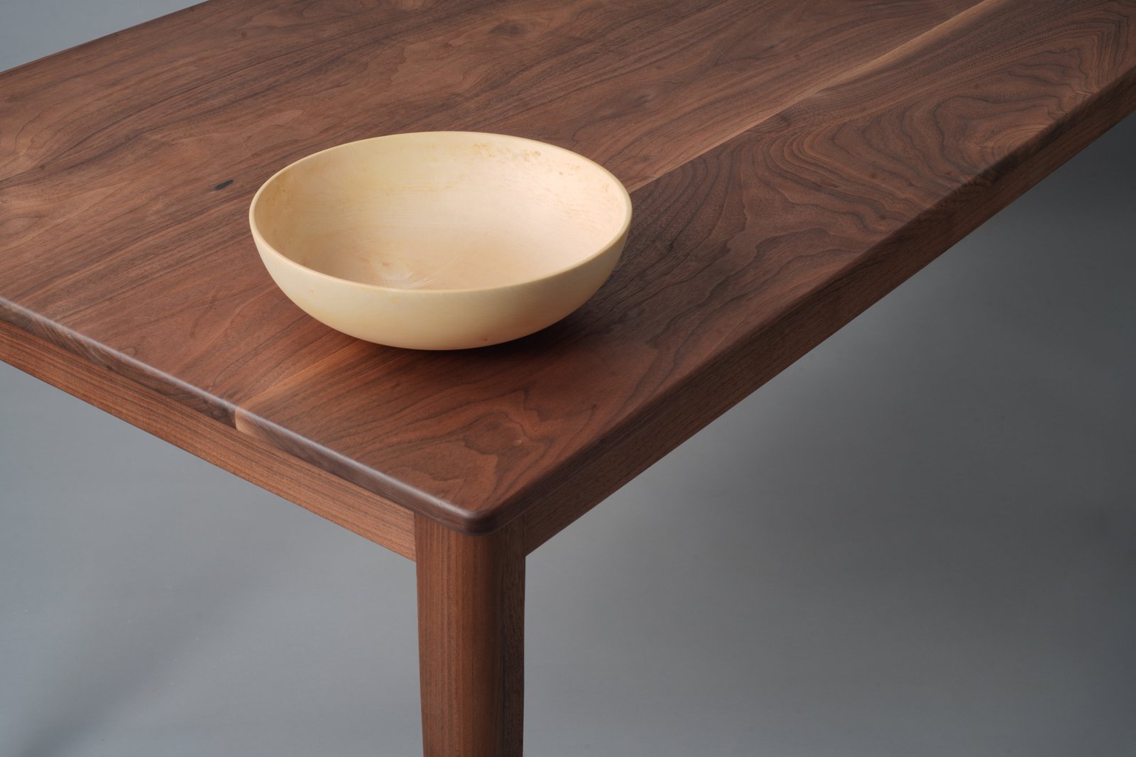 Dining Table Walnut detail, handcrafted by Szimpel Woodwork Edinburgh